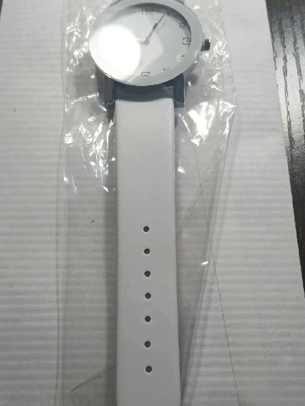 Minimal White Silicone Strap Watch - Picture 4 of 6